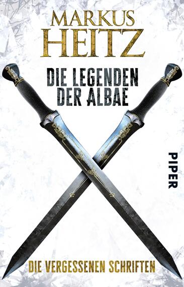 Das Buchcover zeigt zwei gekreuzte, stilisierte Schwerter auf einem hellen Hintergrund, der an Eis oder frostige Landschaften erinnert. Die Schwerter sind detailliert mit goldenen Verzierungen gestaltet. Oben steht der Name des Autors „MARKUS HEITZ“ in großen, goldenen Buchstaben. Darunter befindet sich der Titel „DIE LEGENDEN DER ALBAE“ in schwarz, markant und auffällig. Unten ist der Hinweis „PIPER“ sowie der Untertitel „DIE VERGESSENEN SCHRIFTEN“ in kleinerer, schwarzer Schrift platziert. Die Gesamtwirkung ist mystisch und spannungsgeladen.