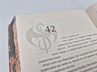 Außenansicht des Buches „Dragon Cursed – Zeig keine Gnade (Deluxe-Ausgabe)“