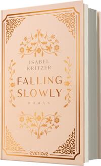 Das Buchcover zeigt einen sanften, peachfarbenen Hintergrund, verziert mit filigranen, goldenen Ornamenten an den Rändern. Zentral steht der Titel „FALLING SLOWLY“ in großer, eleganter Schrift, darunter der Zusatz „ROMAN“ in kleinerer Schriftgröße. Oben befindet sich der Name der Autorin, Isabel Kritzer, ebenfalls in goldener Schrift, die edel und ansprechend wirkt. Die Gesamtatmosphäre des Covers vermittelt eine romantische und verträumte Stimmung.