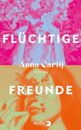 Das Buchcover zeigt eine farblich gesprenkelte Gestaltung mit zwei Frauenporträts, die von einer Mischung aus Pink und Orange umrahmt sind. Oben steht in großen, weißen Buchstaben „FLÜCHTIGE“ und unten „FREUNDE“, beide Titel mit starkem Schriftbild. Zwischen den beiden Abschnitten ist der Name der Autorin, Anna Caritj, in kleinerer, eleganter Typografie platziert. Das Cover vermittelt eine lebendige, verspielte Atmosphäre und thematisiert die Verbindung zwischen den abgebildeten Frauen, die von Pflanzen umgeben sind.