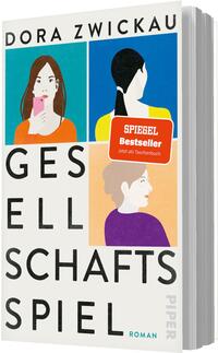 Das Buchcover zeigt eine klare, grafische Gestaltung: oben der Autorenname DORA ZWICKAU in schwarzer Großschrift, links groß das Titelwort „GESELLSCHAFTSSPIEL“ in fetter, schwarzer Grotesk. Rechts drei stilisierte Frauenporträts in farbigen Feldern (türkis, blau, gelb, orange, rosa, violett). Auf dem oberen Porträt ein roter Button mit dem Text „SPIEGEL Bestseller Jetzt als Taschenbuch“. Atmosphäre: modern, nüchtern, leicht pop-artig.