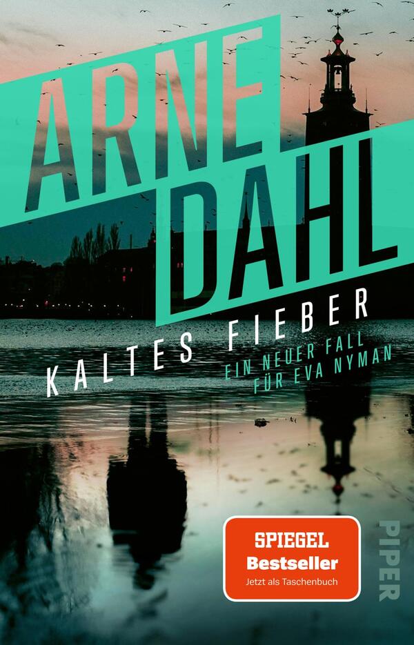 Das Buchcover zeigt eine stimmungsvolle Dämmerungsszene mit dunklen Silhouetten einer Stadt und deren Spiegelung im Wasser. In großen türkisgrünen, diagonal angeordneten Großbuchstaben steht der Autorenname „ARNE DAHL“, darunter der Titel „KALTES FIEBER“ und die Unterzeile „Ein neuer Fall für Eva Nyman“. Farbpalette: Türkis, Schwarz, Rosa‑Orange. Ein orangefarbenes Abzeichen trägt „SPIEGEL Bestseller – Jetzt als Taschenbuch“.