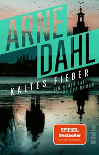 Das Buchcover zeigt eine stimmungsvolle Dämmerungsszene mit dunklen Silhouetten einer Stadt und deren Spiegelung im Wasser. In großen türkisgrünen, diagonal angeordneten Großbuchstaben steht der Autorenname „ARNE DAHL“, darunter der Titel „KALTES FIEBER“ und die Unterzeile „Ein neuer Fall für Eva Nyman“. Farbpalette: Türkis, Schwarz, Rosa‑Orange. Ein orangefarbenes Abzeichen trägt „SPIEGEL Bestseller – Jetzt als Taschenbuch“.