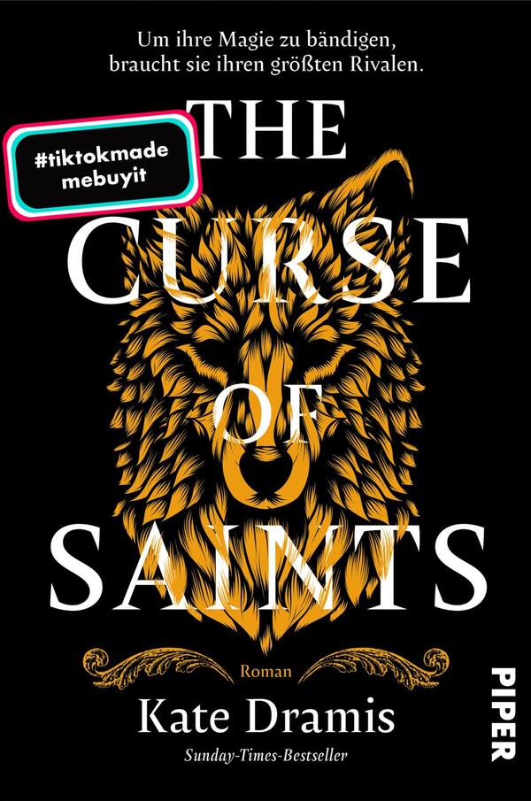 Das Buchcover zeigt einen schwarzen Hintergrund mit einem zentralen goldenen Wolfskopf, der majestätisch und bedrohlich wirkt. Die Augen des Wölfs sind intensiv und verleihen dem Cover eine mystische Ausstrahlung. Oberhalb des Wölfs steht in großen, weißen Buchstaben „THE CURSE OF SAINTS“. Darunter ist der Vermerk „Roman“ sowie der Name der Autorin, Kate Dramis, in etwas kleinerer Schrift platziert. In der oberen linken Ecke befindet sich ein bunter Aufkleber mit der Aufschrift „#tiktokmade“.