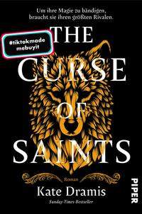 Das Buchcover zeigt einen schwarzen Hintergrund mit einem zentralen goldenen Wolfskopf, der majestätisch und bedrohlich wirkt. Die Augen des Wölfs sind intensiv und verleihen dem Cover eine mystische Ausstrahlung. Oberhalb des Wölfs steht in großen, weißen Buchstaben „THE CURSE OF SAINTS“. Darunter ist der Vermerk „Roman“ sowie der Name der Autorin, Kate Dramis, in etwas kleinerer Schrift platziert. In der oberen linken Ecke befindet sich ein bunter Aufkleber mit der Aufschrift „#tiktokmade“.