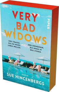 Das Buchcover zeigt einen hellen Hintergrund in Türkisblau mit einem schwungvollen, modernen Schriftzug in großen, gelben Buchstaben, der den Titel „VERY BAD WIDOWS“ hervorhebt. Darunter steht in kleinerer Schrift „Drei Frauen, die ein neues Leben wollen. Drei Ehemänner, die ihnen im Weg stehen.“ Am unteren Rand befindet sich der Name der Autorin, Sue Hincenbergs, in einer schlichten Schriftart. Im Vordergrund sind drei Frauen in bunten Bikinis am Pool zu sehen, was eine entspannte und fröhliche Atmosphäre vermittelt.