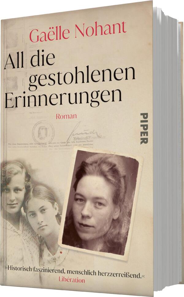 Das Buchcover zeigt einen hellen, beige farbenen Hintergrund mit einer leicht strukturierten Oberfläche. Im Vordergrund befinden sich alte Schwarz-Weiß-Fotografien von Frauen, die emotionalen Ausdruck zeigen. Der Titel „All die gestohlenen Erinnerungen“ ist in großen, schwarzen Buchstaben in einer modernen Schriftart oben platziert. Darunter steht das Wort „Roman“ in einem dezenteren Rotton. Am unteren Rand ist das Logo des Verlags „PIPER“ in weißer Schrift auf rotem Hintergrund zu sehen. Die Atmosphäre des Covers vermittelt Nostalgie und Historie.