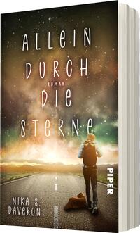 Das Buchcover zeigt eine weite, offene Straße, die unter einem spektakulären, sternenübersäten Himmel verläuft. In warmen Tönen von Orange und Blau strahlt der Himmel eine einladende, träumerische Atmosphäre aus. In der unteren Mitte steht der Titel „ALLEIN DURCH DIE STERNE“ in großen, verspielten Buchstaben, während das Wort „ROMAN“ dezent in einer kleineren Schrift erscheint. Links im Vordergrund ist eine silhouettierte Person mit einem Rucksack und einem Hund zu sehen, die in die Ferne blickt. Der Autorenname „Nika S. Daveron“ ist am unteren Rand platziert.