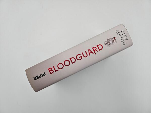 Außenansicht des Buches „Bloodguard“