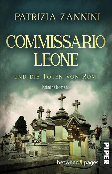 Das Buchcover zeigt eine gruselige Friedhofsszene mit grauen Grabsteinen und einem bewölkten, düsteren Himmel. Im oberen Teil ist der Titel „COMMISSARIO LEONE“ in großen goldenen Buchstaben platziert, gefolgt von „und die Toten von Rom“ in schlichterer Schrift. Unten steht „Kriminalroman“ in kleinerer Schrift. Die düstere Farbe und die gewählte Typografie verleihen dem Cover eine geheimnisvolle und spannungsgeladene Atmosphäre.