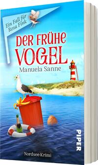 Das Buchcover zeigt eine maritim gestaltete Szenerie mit strahlend blauem Himmel und ruhigem Wasser. Im Vordergrund sind ein roter Rettungsring und ein Strandkorb zu sehen, während eine Möwe darüber schwebt. Im Hintergrund erhebt sich ein Leuchtturm, der an der Küste steht. Der Titel „DER FRÜHE VOGEL“ ist in leuchtendem Rot gestaltet, darunter steht der Autorennamen „Manuela Sanne“ in schlichtem Schwarz. Die Atmosphäre ist sommerlich und einladend, was die norddeutsche Küstenkultur widerspiegelt.