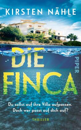 Das Buchcover zeigt eine luxuriöse Villa, umgeben von Palmen und blauem Wasser, das einen Pool darstellt. Der obere Teil des Covers ist hell und sonnig, während der untere Teil durch Wasser und Reflexionen akzentuiert wird. In der Mitte steht der Titel „DIE FINCA“ in großen, gelben und türkisfarbenen Buchstaben. Darunter befindet sich der Untertitel „Du sollst auf ihre Villa aufpassen. Doch wer passt auf dich auf?“ in Weiß. Der Name der Autorin, Kirsten Nähle, ist oben platziert. Die Farbgebung vermittelt eine spannungsgeladene, sommerliche Atmosphäre.