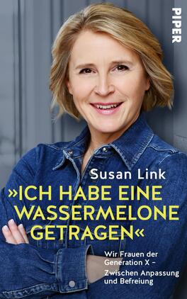 Das Buchcover zeigt ein Porträt der Autorin Susan Link, frontal lächelnd in einem blauen Jeanshemd vor einem verschwommenen graublauen Hintergrund. Der Titel erscheint groß in kräftigem gelben Großbuchstaben: „Ich habe eine Wassermelone getragen“. Den Autorennamen Susan Link und den Untertitel „Wir Frauen der Generation X – Zwischen Anpassung und Befreiung“ zeigt weiße, schlichte Typografie. Die Gestaltung wirkt nahbar, aufgeräumt und freundlich.