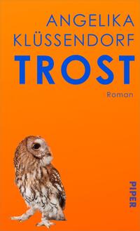 Das Buchcover zeigt den kräftig orangefarbenen Hintergrund mit dem groß gesetzten blauen Titel „TROST“ in der Mitte und dem Autorennamen „Angelika Klüssendorf“ in blauen Großbuchstaben oben. Rechts neben dem Titel steht klein „Roman“. Unten links steht eine realistische Waldkauz-Eule, seitlich sitzend und nach rechts blickend. Die Gestaltung wirkt kontrastreich, warm und prägnant.