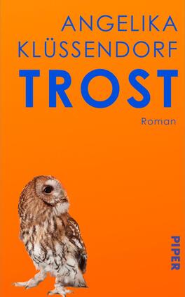 Das Buchcover zeigt den kräftig orangefarbenen Hintergrund mit dem groß gesetzten blauen Titel „TROST“ in der Mitte und dem Autorennamen „Angelika Klüssendorf“ in blauen Großbuchstaben oben. Rechts neben dem Titel steht klein „Roman“. Unten links steht eine realistische Waldkauz-Eule, seitlich sitzend und nach rechts blickend. Die Gestaltung wirkt kontrastreich, warm und prägnant.