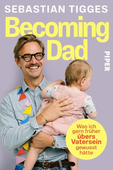 Das Buchcover zeigt einen lächelnden Mann mit blonden Haaren und Brille, der ein Baby in seinen Armen hält. Er trägt ein hellblaues Hemd mit bunten, geometrischen Applikationen. Der Hintergrund ist in sanften Lilatönen gehalten. Der Titel „Becoming Dad“ steht in großen, gelben Buchstaben im oberen Bereich. Darunter findet sich der Untertitel „Was ich gern früher übers Vatersein gewusst hätte“ in kleinerer, weißer Schrift. Rechts unten ist das Verlagslogo „PIPER“ zu sehen.