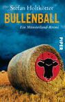 Das Buchcover zeigt einen Heuballen vor einer dramatisch blauen Abenddämmerung. Im Vordergrund steht der runde Heuballen, auf dem ein rotes Emblem mit dem Kopf einer Kuh abgebildet ist. Darüber steht der Titel „BULLENBALL“ in prägnanter, gelber Schrift. Darunter steht „Ein Münsterland-Krimi“ in einer schlichten Schriftart. Oben links ist der Name des Autors „Stefan Holtkötter“ platziert. Am rechten Rand ist das Verlagslogo „PIPER“ zu sehen.