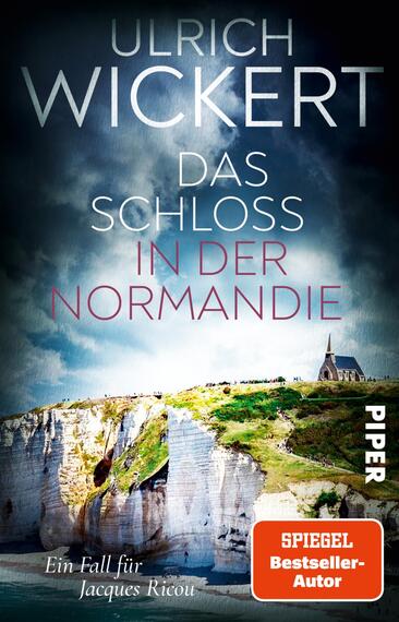 Das Buchcover zeigt an einer sturmverhangenen, dunkelblau-grauen Himmelkulisse die weiße Kreideküste der Normandie mit grasbewachsenem Klippenrand und einer kleinen Kirche am rechten Rand. Oben groß der Autorenname „Ulrich Wickert“, darunter in Großbuchstaben der Titel „Das Schloss in der Normandie“ (der Teil „in der Normandie“ rötlich hervorgehoben). Unten links die Zeile „Ein Fall für Jacques Ricou“. Rechts unten ein orangefarbener Button mit der Aufschrift „SPIEGEL Bestseller-Autor“.