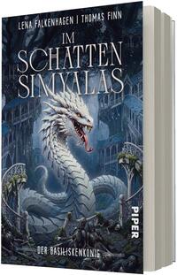 Das Buchcover zeigt ein düsteres, blau-grau dominiertes Fantasymotiv mit einer großen, weiß schuppigen Basilisken- oder Schlangenfigur, die mit offenem Maul und herausgestreckter Zunge eine verwitterte, arkadenartige Ruinenkulisse umschlingt. Im Vordergrund liegen Skelette und zerbrochene Statuen. Titel Im Schatten Simyalas in großen serifenbetonten Versalien, Autoren Lena Falkenhagen | Thomas Finn oben in schmaler Großschrift, Untertitel „Der Basiliskenkönig“ klein am unteren Rand, Atmosphäre bedrohlich und mystisch.