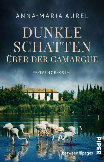 Das Buchcover zeigt eine idyllische Landschaft der Camargue mit ruhigem Wasser und mehreren Flamingos im Vordergrund. Im Hintergrund sind eine Villa und hohe Bäume zu sehen. Der Titel „DUNKLE SCHATTEN“ ist in großen, goldenen Buchstaben in der Mitte des Covers platziert, gefolgt von dem Untertitel „ÜBER DER CAMARGUE“ in etwas kleinerer, eleganter Schrift. Darunter steht in schlichtem, weißem Text „PROVENCE-KRIMI“. Der Gesamteindruck vermittelt eine geheimnisvolle, atmosphärische Stimmung.