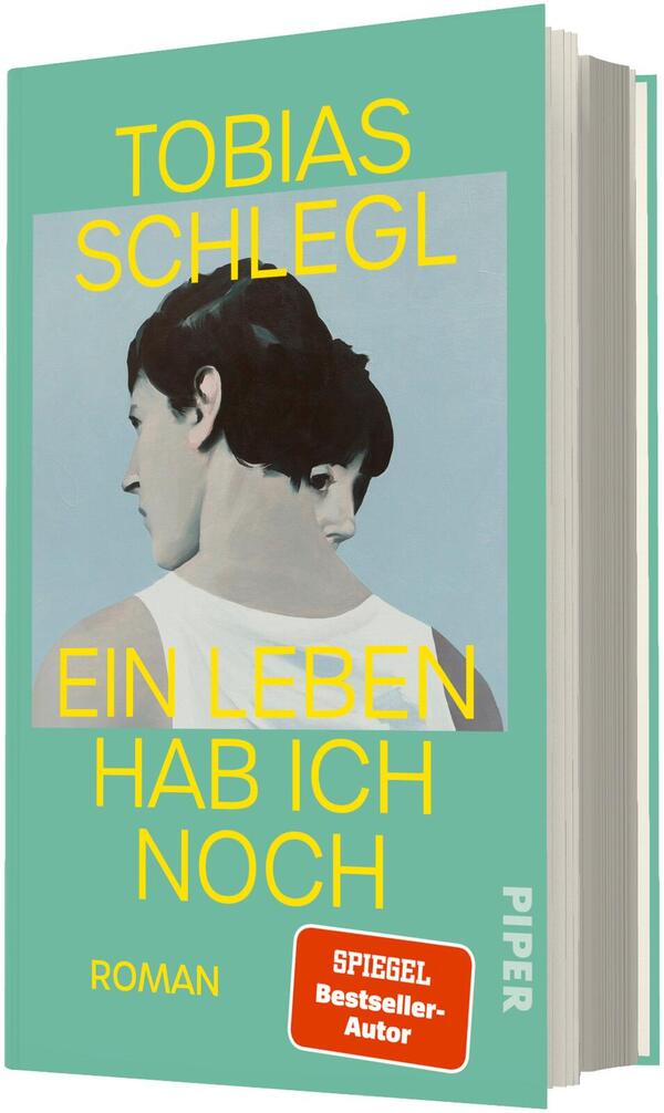 Das Buchcover zeigt vor mintgrünem Hintergrund ein gemaltes Porträt zweier ineinander verschränkter Personen in Profilansicht, eine Frau und ein Mann, in gedämpften Haut- und Pastelltönen. Oben großer gelber Schriftzug „TOBIAS SCHLEGL“, mittig großes gelbes Titelblatt „EIN LEBEN HAB ICH NOCH“, unten links gelber Verlagszusatz „ROMAN“. Unten rechts roter Button mit weißer Aufschrift „SPIEGEL Bestseller-Autor“.