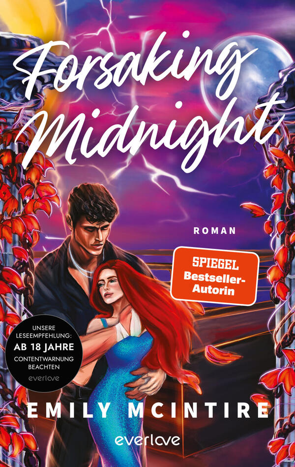 Das Buchcover zeigt ein stürmisch-dramatisches Farbspektrum aus Violett, Magenta und Nachtblau mit Blitzen und einem Vollmond im Hintergrund. Im Vordergrund umarmt ein dunkelhaariger Mann eine rote Frau in blauem Kleid; beide wirken romantisch und angespannt. Der Titel „Forsaking Midnight“ steht groß in weißer, handschriftlicher Typografie, der Autorenname Emily McIntire in Großbuchstaben. Ein orangefarbener Button trägt die Aufschrift „SPIEGEL Bestseller-Autorin“, zusätzlich ein schwarzer Hinweiskreis „AB 18 JAHRE“.