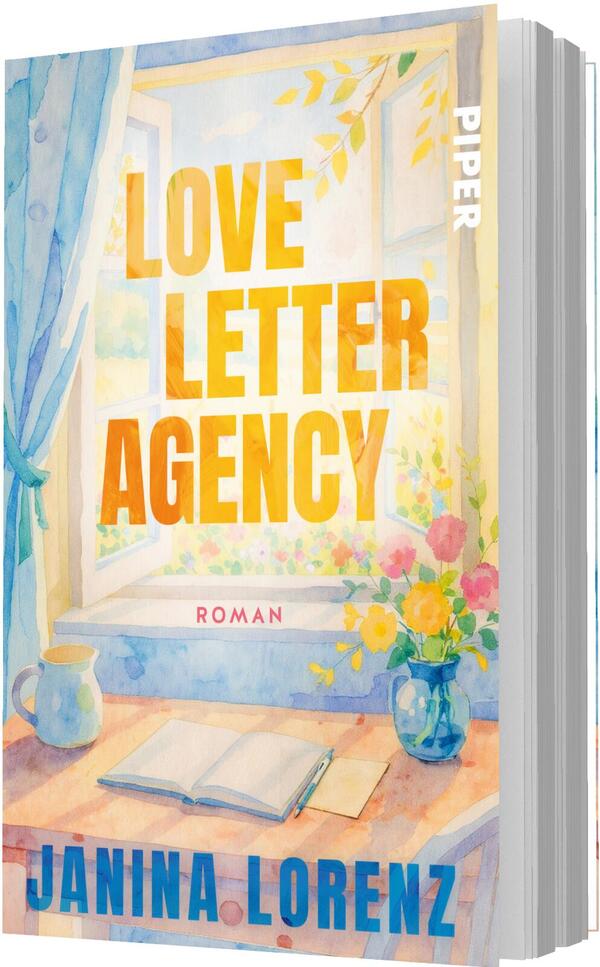 Das Buchcover zeigt eine sonnendurchflutete Fensterbank in Aquarellfarben: offenes Fenster mit blauem Vorhang, Vasen mit bunten Blumen, eine Tasse sowie ein aufgeschlagenes Buch und ein Kuvert. Der Titel „LOVE LETTER AGENCY“ steht groß in orange-gelber, fetter Großbuchstaben, darunter klein „ROMAN“. Autorenname Janina Lorenz erscheint unten in hellblauer Großschrift. Stimmung: warm, einladend, sommerlich.