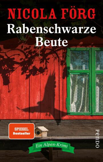 Das Buchcover zeigt eine rot gestrichene Wand mit zwei grünen Fenstern, durch die ein strukturiertes Vorhangmuster sichtbar ist. Der Schatten eines fliegenden Raben ist auf der Wand zu sehen, was eine geheimnisvolle Atmosphäre erzeugt. Der Titel „Rabenschwarze Beute“ und der Autorennamen „Nicola Förg“ sind in einer klaren, weißen Schrift gehalten, während der Untertitel „Ein Alpen-Krimi“ sowie der Hinweis „SPIEGEL Bestseller“ in orangefarbenen Kästen hervorgehoben sind.