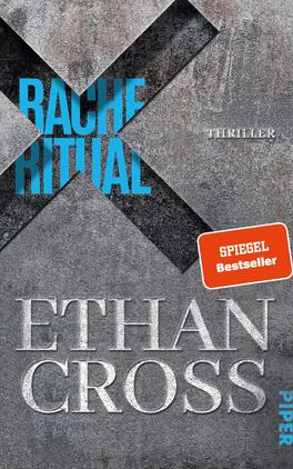 Das Buchcover zeigt einen grauen, strukturierten Hintergrund mit einem dynamischen, urbanen Gefühl. Das Wort „RACHE RITUAL“ in großen, kräftigen blauen Buchstaben steht im Vordergrund, überkreuzt von einer stilisierten schwarzen X-Form. Darunter ist der Schriftzug „THRILLER“ in kleinerer Schrift. Der Name „ETHAN CROSS“ erscheint prominent in silberner Schrift, während ein rotes Rechteck mit dem Aufdruck „SPIEGEL Bestseller“ hervorsticht. Das Cover vermittelt eine spannungsgeladene, geheimnisvolle Atmosphäre.