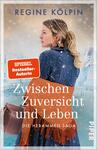 Das Buchcover zeigt eine junge Frau mit langen, hellen Haaren, die in einem winterlichen Szenario steht. Sie trägt ein blaues Kleid und einen orangefarbenen Schal, während Schneeflocken sanft um sie fallen. Im Hintergrund sind verschwommene Gebäudetypen zu erkennen, die eine nostalgische Atmosphäre schaffen. Der Titel „Zwischen Zuversicht und Leben“ ist in eleganter Schrift in Weiß und Hellblau platziert, darunter steht „DIE HEBAMMEN-SAGA“. Oben ist der Name der Autorin, Regine Kölpin, zu sehen, während ein rotes Kästchen den Text „SPIEGEL Bestseller-Autorin“ enthält.