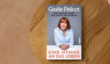 „Eine Hymne an das Leben“ von Gisèle Pelicot liegt auf einem Holztisch