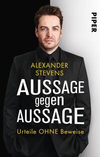 Das Buchcover zeigt einen Mann in einem schwarzen Anzug mit offenem Kragen und einem ernsten Auftreten, der leicht zur Seite schaut. Der Hintergrund ist in einem starken Hell-Dunkel-Kontrast gestaltet, wobei die linke Seite dunkel und die rechte Seite hell ist. Der Titel „AUSSAGE gegen AUSSAGE“ ist in einer auffälligen, weißen Schrift mit gelben Akzenten prominent platziert. Unter dem Titel steht der Untertitel „Urteile OHNE Beweise“ in kleinerer, grauer Schrift. Der Name des Autors, „ALEXANDER STEVENS“, ist oberhalb des Titels in gelber Schrift zu sehen.