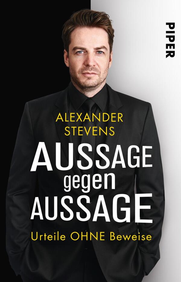 Das Buchcover zeigt einen Mann in einem schwarzen Anzug mit offenem Kragen und einem ernsten Auftreten, der leicht zur Seite schaut. Der Hintergrund ist in einem starken Hell-Dunkel-Kontrast gestaltet, wobei die linke Seite dunkel und die rechte Seite hell ist. Der Titel „AUSSAGE gegen AUSSAGE“ ist in einer auffälligen, weißen Schrift mit gelben Akzenten prominent platziert. Unter dem Titel steht der Untertitel „Urteile OHNE Beweise“ in kleinerer, grauer Schrift. Der Name des Autors, „ALEXANDER STEVENS“, ist oberhalb des Titels in gelber Schrift zu sehen.