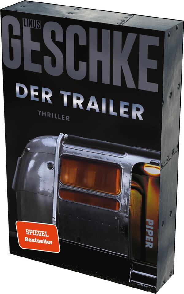 Das Buchcover zeigt einen silbernen Trailer, der auf einem dunklen Hintergrund platziert ist. Die Fenster des Trailers strahlen in warmen Orangetönen, was eine geheimnisvolle Atmosphäre erzeugt. Oben steht in großen, fetten Buchstaben der Name des Autors „Linus Geschke“. Darunter befindet sich der Titel „DER TRAILER“ in klarer, auffälliger Schrift, gefolgt von dem Zusatz „Thriller“. Ein rotes Kästchen mit dem Text „SPIEGEL Bestseller-Autor“ hebt sich prominent ab.