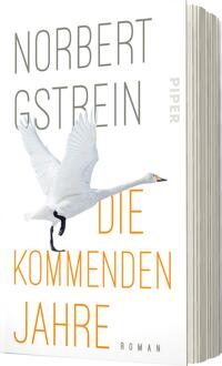 Das Buchcover zeigt einen weißen Schwan im Flug, der dynamisch von der unteren linken Ecke in die obere rechte Ecke des Covers kontrastiert. Der Hintergrund ist hell und schlicht, wodurch der Schwan stärker zur Geltung kommt. Der Titel „DIE KOMMENDEN JAHRE“ ist in kräftigem Orange in der Mitte platziert, während der Autorennamen „NORBERT GSTREIN“ in grauer, minimalistischer Schrift oberhalb steht. Die Atmosphäre des Covers wirkt zeitgenössisch und stilvoll.