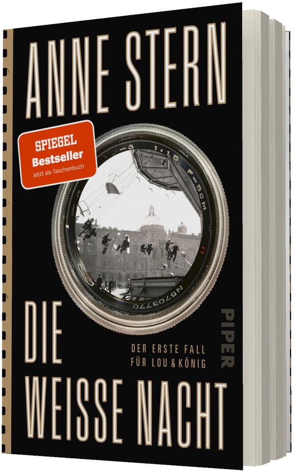 Das Buchcover zeigt vor schwarzem Grund den Titel „Die weiße Nacht“ in großen, schlanken, beigen Großbuchstaben und darüber den Autorennamen „Anne Stern“. Mittig ein rundes Kameraobjektiv mit einer kontrastierten Schwarzweiß-Reflexion: Menschen auf einem Platz, im Hintergrund ein klassisches Kuppelgebäude. Links oben ein oranger Sticker mit weißer Schrift „SPIEGEL Bestseller“. Rechts unten Kleingedrucktes „Der erste Fall für Lou & König“. Atmosphärisch nüchtern und spannungsvoll.