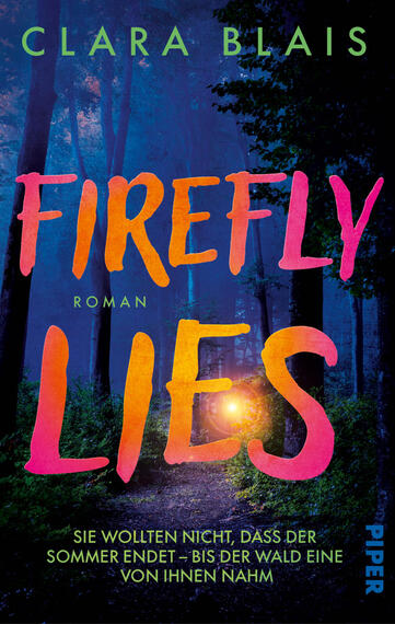 Das Buchcover zeigt die Autorin Clara Blais oben in grünem Großbuchstaben, darunter den Titel „FIREFLY LIES“ in großen, handgemalten Pinselbuchstaben mit warmem Orange–Pink–Gelb-Verlauf. Im Hintergrund ein dämmernder blau‑violetter Waldweg, auf dem ein einzelnes warmes Leuchten am Boden liegt und eine unheimlich-spannungsgeladene Atmosphäre erzeugt. Klein steht „Roman“, unten die Tagline „Sie wollten nicht, dass der Sommer endet – bis der Wald eine von ihnen nahm“.