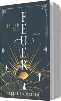 Das Buchcover zeigt einen tiefblauen Hintergrund mit goldenen Akzenten. Der Titel „Heller als Feuer“ ist in großen Buchstaben zentral positioniert, wobei das „Feuer“ besonders betont wird. Unter dem Titel steht der Zusatz „Roman“. Im unteren Bereich sind stilisierte Berge und zwei Figuren zu sehen, die in einer dramatischen Landschaft platziert sind. Der Name der Autorin, Alice Doublier, befindet sich am Fuß des Covers. Die Atmosphäre wirkt mystisch und einladend.