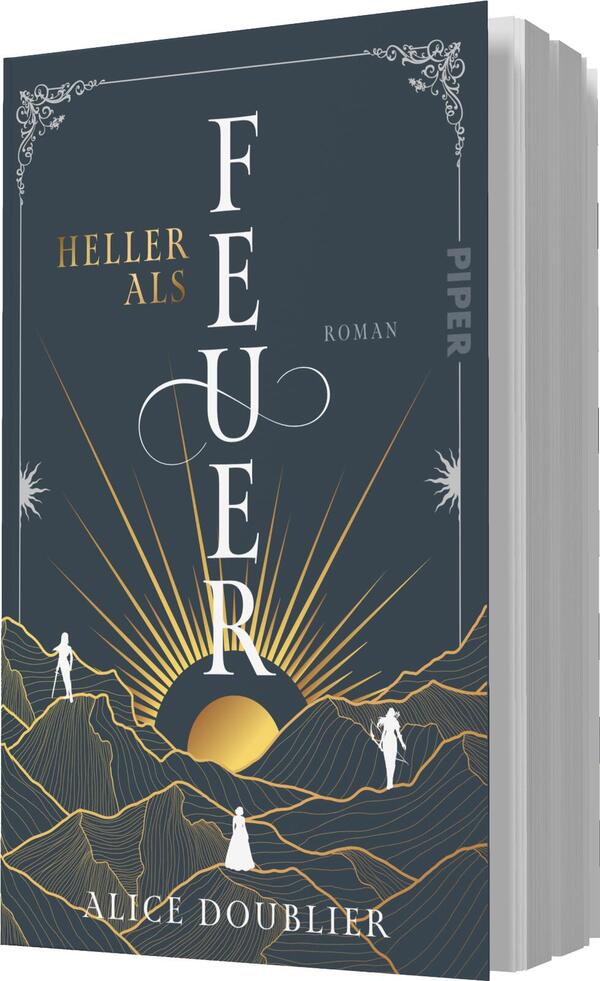 Das Buchcover zeigt einen tiefblauen Hintergrund mit goldenen Akzenten. Der Titel „Heller als Feuer“ ist in großen Buchstaben zentral positioniert, wobei das „Feuer“ besonders betont wird. Unter dem Titel steht der Zusatz „Roman“. Im unteren Bereich sind stilisierte Berge und zwei Figuren zu sehen, die in einer dramatischen Landschaft platziert sind. Der Name der Autorin, Alice Doublier, befindet sich am Fuß des Covers. Die Atmosphäre wirkt mystisch und einladend.