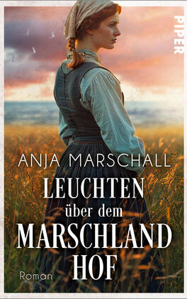 Leuchten über dem Marschlandhof Das Buchcover zeigt eine junge Frau in historischer Tracht, seitlich im Profil, vor einem goldenen Marschland mit hohen Gräsern bei rosa-orangem Sonnenuntergang. Die Stimmung ist warm, nostalgisch und leicht melancholisch. Oberhalb des Rocksaums steht in großen weißen Serif-Großbuchstaben der Titel LEUCHTEN über dem MARSCHLAND HOF, darüber in kleinerer weißer, serifenloser Schrift die Autorin Anja Marschall; unten links das Wort „Roman“.