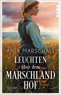 Das Buchcover zeigt eine junge Frau in historischer Tracht, seitlich im Profil, vor einem goldenen Marschland mit hohen Gräsern bei rosa-orangem Sonnenuntergang. Die Stimmung ist warm, nostalgisch und leicht melancholisch. Oberhalb des Rocksaums steht in großen weißen Serif-Großbuchstaben der Titel LEUCHTEN über dem MARSCHLAND HOF, darüber in kleinerer weißer, serifenloser Schrift die Autorin Anja Marschall; unten links das Wort „Roman“.