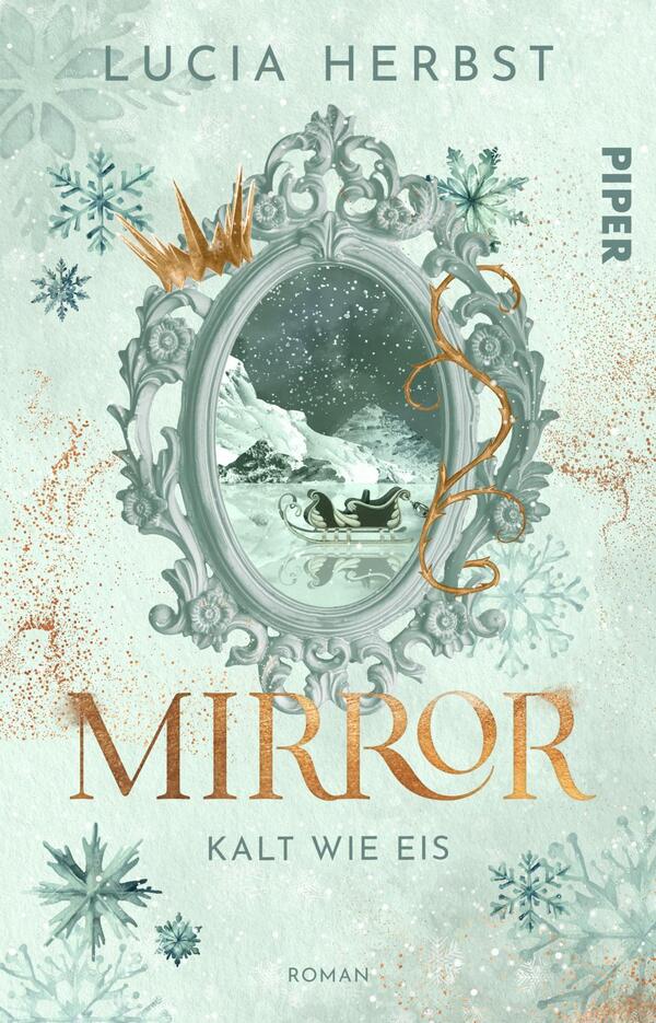Das Buchcover zeigt ein helles, eisblau‑mintfarbenes Hintergrundfeld mit Schneeflocken. Zentral ein ornamentaler ovaler Spiegel mit verschneiter Landschaft und einem Pferdeschlitten im Spiegelbild; eine goldene Krone sitzt oben am Rahmen, goldene Ranken am rechten Rand. Die Gestaltung vermittelt eine kühle, märchenhafte Stimmung. Titel „MIRROR“ steht unten in großem kupferfarbenem Serifensatz, darüber Autorin „LUCIA HERBST“, darunter Untertitel „KALT WIE EIS“.
