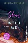 Das Buchcover zeigt einen abstrakten Hintergrund in dunklen Farben mit einer harmonischen Mischung aus Tiefblau, Schwarz und warmen Erdtönen. In der oberen Hälfte steht in geschwungener, pinker Schrift „She’s“ und darunter in klarer, weißer Schrift „WITH ME“, gefolgt von dem Wort „Roman“. Das Cover strahlt eine moderne, zeitgenössische Atmosphäre aus. Unten rechts befindet sich ein runder Aufkleber in kräftigem Violett mit dem Text „Wattpad Leserliebling“.