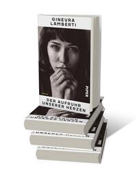Bücherstapel des Buches „Der Aufruhr unserer Herzen“