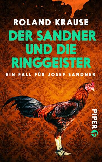 Das Buchcover zeigt einen detailreich illustrierten, rotbraunen Hahn im Vordergrund, der auf einem leuchtend orangefarbenen Hintergrund steht. Die typische Ornamentik des Hintergrunds vermittelt eine mysteriöse Atmosphäre. Der Titel „DER SANDNER UND DIE RINGGEISTER“ ist in großem, auffälligem Türkis gehalten, während der Autorennamen „ROLAND KRAUSE“ in einer klaren, weißen Schrift darüber platziert ist. Am Fuß des Covers befindet sich das Verlagslogo mit dem Schriftzug „PIPER“.