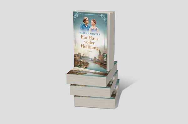 Bücherstapel des Buches „Ein Haus voller Hoffnung“