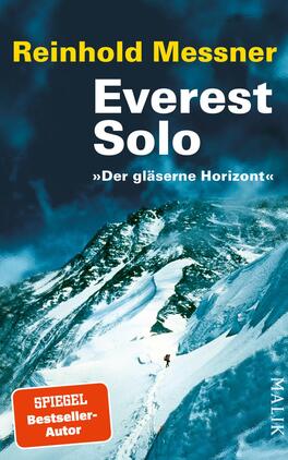 Das Buchcover zeigt eine eindrucksvolle, schneebedeckte Berglandschaft mit steilen Felsen und einem klaren blauen Himmel. Im Vordergrund ist ein Bergsteiger zu sehen, der den gesicherten Pfad hinaufsteigt. Der Titel „Everest Solo“ steht in großen weißen Buchstaben in der Mitte, während der Untertitel „Der gläserne Horizont“ in kleineren Anführungszeichen darunter platziert ist. Der Name des Autors, Reinhold Messner, ist in gelber Schrift oben aufgeführt. Die Gesamtatmosphäre vermittelt ein Gefühl von Abenteuer und Taubheit der Natur.