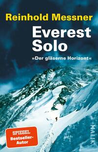 Das Buchcover zeigt eine eindrucksvolle, schneebedeckte Berglandschaft mit steilen Felsen und einem klaren blauen Himmel. Im Vordergrund ist ein Bergsteiger zu sehen, der den gesicherten Pfad hinaufsteigt. Der Titel „Everest Solo“ steht in großen weißen Buchstaben in der Mitte, während der Untertitel „Der gläserne Horizont“ in kleineren Anführungszeichen darunter platziert ist. Der Name des Autors, Reinhold Messner, ist in gelber Schrift oben aufgeführt. Die Gesamtatmosphäre vermittelt ein Gefühl von Abenteuer und Taubheit der Natur.