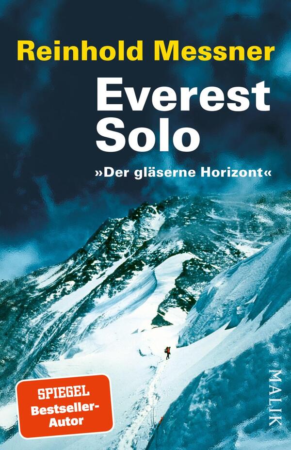Das Buchcover zeigt eine eindrucksvolle, schneebedeckte Berglandschaft mit steilen Felsen und einem klaren blauen Himmel. Im Vordergrund ist ein Bergsteiger zu sehen, der den gesicherten Pfad hinaufsteigt. Der Titel „Everest Solo“ steht in großen weißen Buchstaben in der Mitte, während der Untertitel „Der gläserne Horizont“ in kleineren Anführungszeichen darunter platziert ist. Der Name des Autors, Reinhold Messner, ist in gelber Schrift oben aufgeführt. Die Gesamtatmosphäre vermittelt ein Gefühl von Abenteuer und Taubheit der Natur.