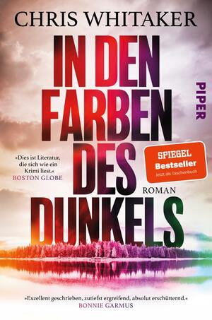 Das Buchcover zeigt einen dramatischen Himmel in kräftigen Farben von lila bis rot, der den Titel „IN DEN FARBEN DES DUNKELS“ in auffälliger Schrift ziert. Der Autor Chris Whitaker ist oben auf dem Cover in klarer, schwarzer Typografie angebracht. Im Vordergrund ist eine ruhige Landschaft mit Bäumen am Wasser zu sehen, die eine geheimnisvolle Atmosphäre erzeugt. Ein rotes Rechteck in der oberen rechten Ecke trägt den Text „SPIEGEL Bestseller“, während ein gelbes Banner mit „Jetzt als Taschenbuch“ das Cover ergänzt.